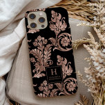 Ornate Botanical Mönster Monogram Ro Guld Black<br><div class="desc">Den här telefonväskan har en ornerad vintage mönster av faux faux foil löv och blommor i ro mot svart bakgrund. Anpassa den med det ursprungliga teckensnittet och namn i serieteckensnittet,  med en svart fyrkant och ro guld.</div>