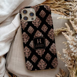 Ornate Damask Pattern Monogram Ro Guld Black<br><div class="desc">Den här telefonväskan har en ornerad vintage mönster av ro guld damm på en svart bakgrund. Anpassa den med det ursprungliga teckensnittet och namn i serieteckensnittet,  med en svart fyrkant och ro guld.</div>