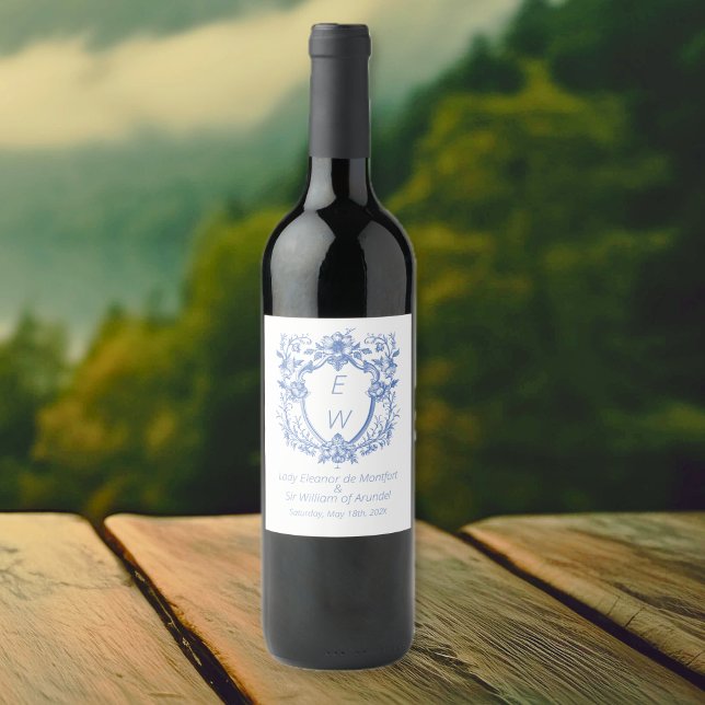 Ornate Dusty Blue Vapensköld Monogram Bröllop Vinflaska Etikett (Ornate Dusty Blue Crest Monogram Wedding Wine Bottle Labels)