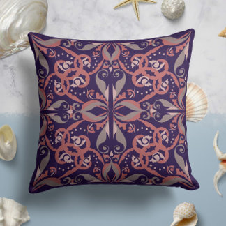Ornate Elegance in Deep Violet Kudde