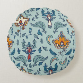 Ornate floral pattern on a pale blue background rund kudde