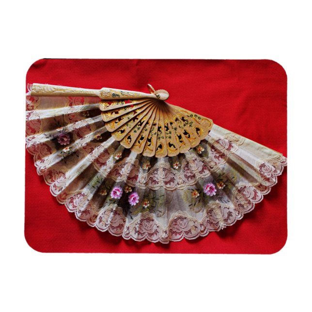 Ornate Hand höll Fläkt på en röd bakgrund Magnet (Horisontell)