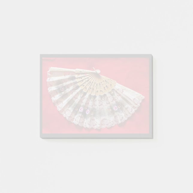 Ornate Hand höll Fläkt på en röd bakgrund Post-it Block (Framsida)