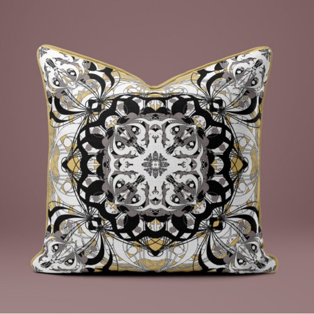 Ornate Mandala Decorative Pillow in Golden Beige Kudde (Skapare uppladdad)