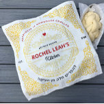 Ornate Rulla Linjer Guld Challah Dough Cover & Tygservett<br><div class="desc">Börjande entusiaster: Visa dig själv och visa upp ditt personliga stil samtidigt som du är ge tillbaka till dem som behöver det! Våra 100-procentiga bomullsdegtäcken är både funktionella och vackert designade för att täcka din stigning deg. De komar i traditionellt, klassiskt och modernt stilar. Många av våra omslag kan också...</div>