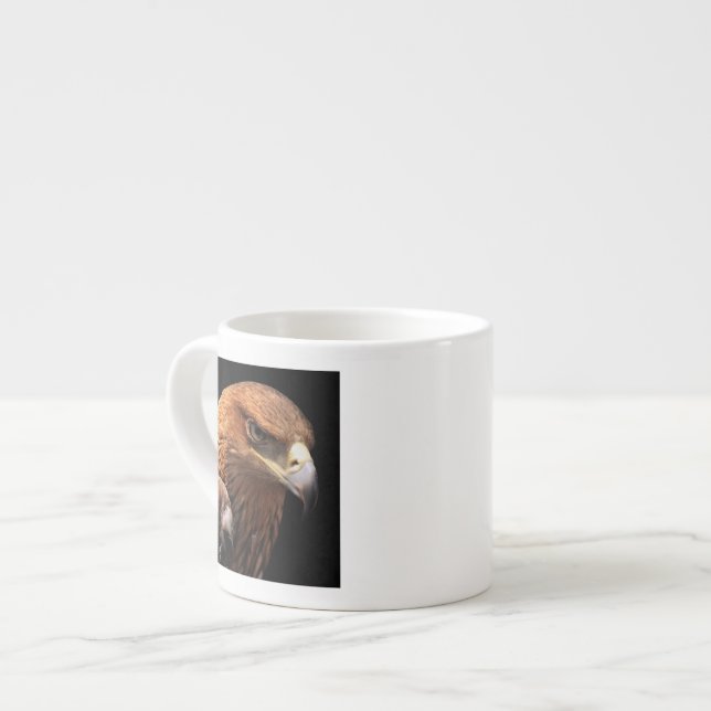 Örnporträtt som isoleras på svart espressomugg (Framsida vänster)