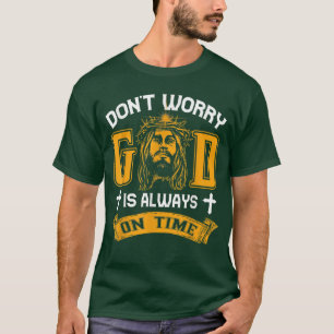 Oroa dig inte för att Gud alltid är i tid. T Shirt