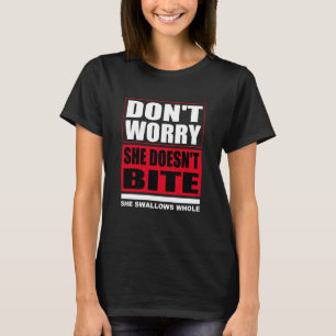 Oroa dig inte, hon bitor inte. Hundar Roliga menin T Shirt