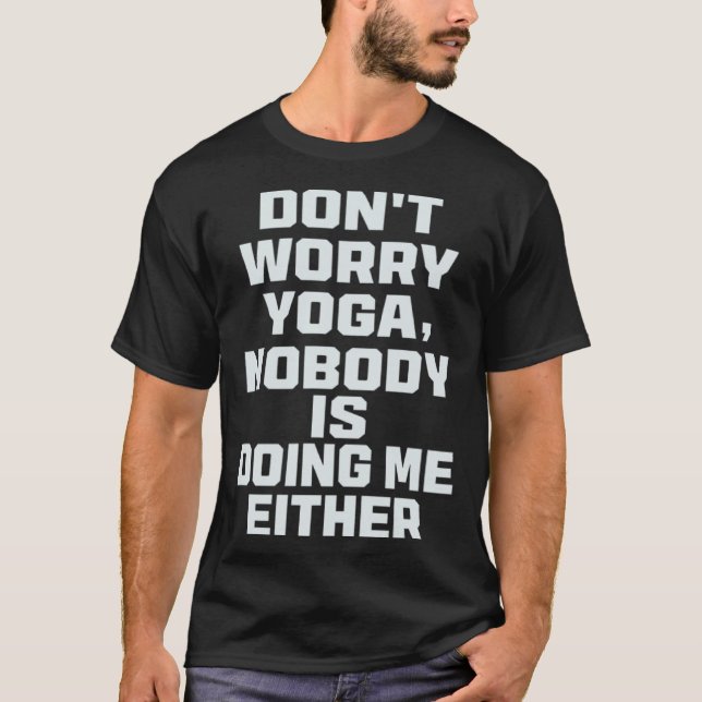 Oroa dig inte Yoga Ingen gör mig heller T Shirt (Framsida)