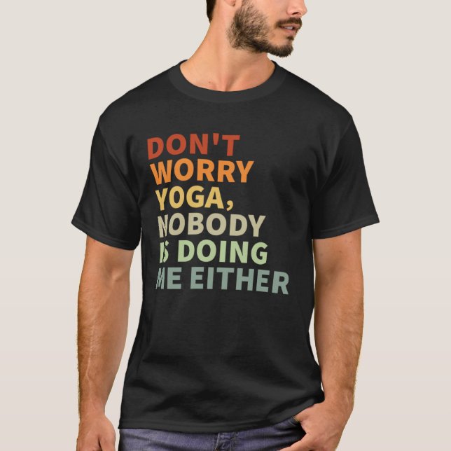 Oroa Er Inte Yoga  Ingen Gör Mig heller T Shirt (Framsida)