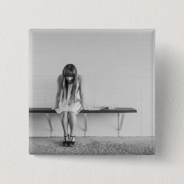 Orolig flicka knapp (Framsida)