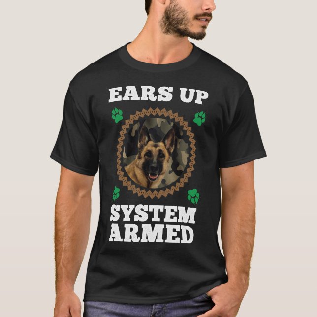 Öron Up System Armed Camouflage Hund German Shephe T Shirt (Framsida)