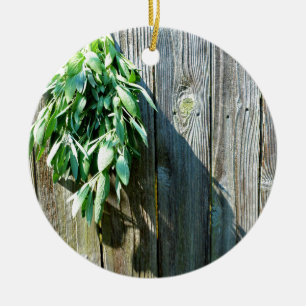 Örter av botaniskt grönt, nödrad, av trä julgransprydnad keramik