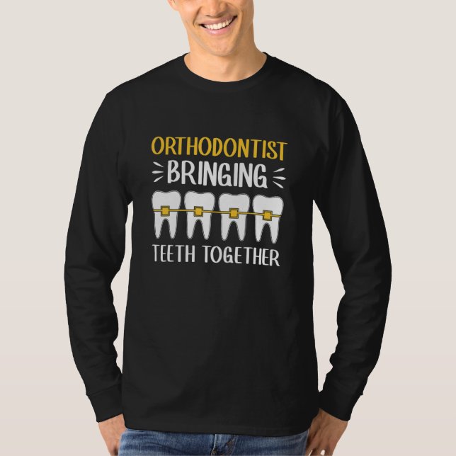Orthodontist Bringing Teeth Together Orthodontics T Shirt (Framsida)