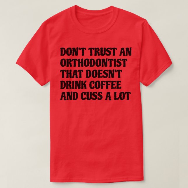 Ortodontist som dricker kaffe gör mycket. t shirt (Design framsida)