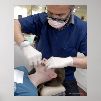 Ortodontist som justerar tandklammerparentes för e poster