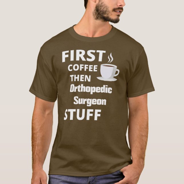 Ortopedisk kirurg först kaffe och sedan jobb saker t shirt (Framsida)