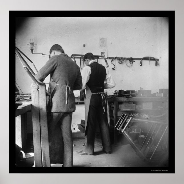 Orville Wright i Wright Bicycle Shop 1897 Poster (Framsidan)