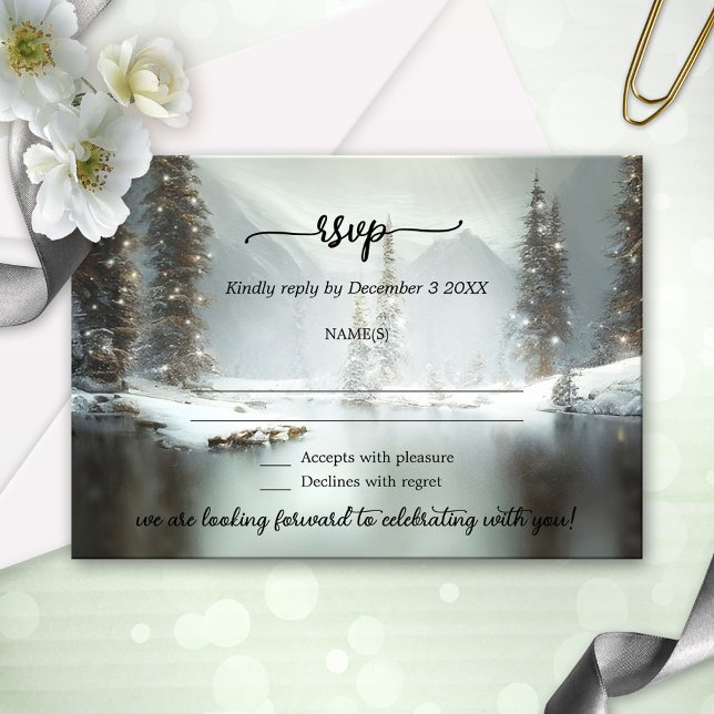 OSA kort för julvinterbröllop (A winter wedding RSVP card featuring a snow covered landscape scene with festive lights.)