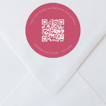 osa magenta för QR-kod på bröllop webbplats Runt Klistermärke<br><div class="desc">Lägg till URL:en för webbplatsen bröllop. Om du vill ha mer information,  mer information,  osa av online. En färgad i magentan,  vit text.</div>