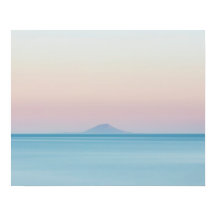 Ösilhouette på horisonten vid sunset