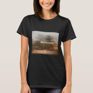 Oskarp bild av ett hus med Coconut Träd Sticke T Shirt