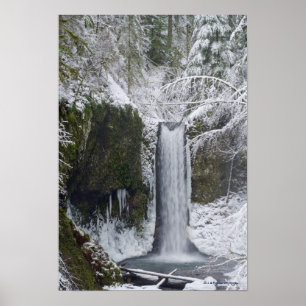 Oskarp vattenfall som omges av en snöig skog poster