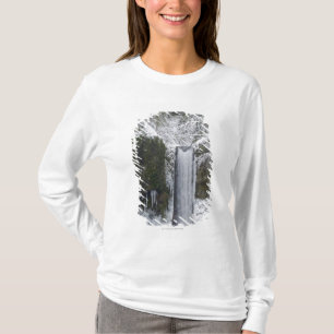 Oskarp vattenfall som omges av en snöig skog t-shirt