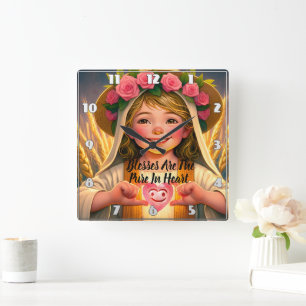 Oskuld fångade: Little Girl Tenderly Holding H Fyrkantig Klocka