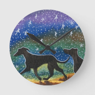 Oss tre vinthundhundar rund klocka