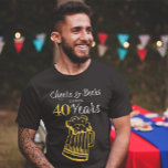 Ost och öl till 40 års typografifödelsedag t shirt<br><div class="desc">Informella och roliga fuskare och öl manar 40 födelsedagsfesters mörk i personlig t-shirt med finare-typografi och en stor gult Dodle-mugg.               Lämpligt för alla ålders- eller milstolpar födelsedagsfester. Enkel att anpassa genom att byta ålder och namn!</div>