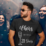 Ost till vilken ålder som helst manar-år, typograf t shirt<br><div class="desc">Skål för 21 år sen namn födelsedag t-shirt med trendig borstad,  handskrivet,  vitt typografiskt skript och en champagneflöjt..             Enkel att anpassa med namn och ålder.</div>
