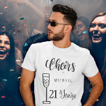 Ost till vilken ålder som helst manar-år, typograf t shirt<br><div class="desc">Skål för 21 år sen namn födelsedja med trendig borstad handskriven typografi och en champagneflöjt...              lätt att anpassa med namn och ålder.</div>