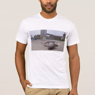 Osten äter middag bara tee shirt