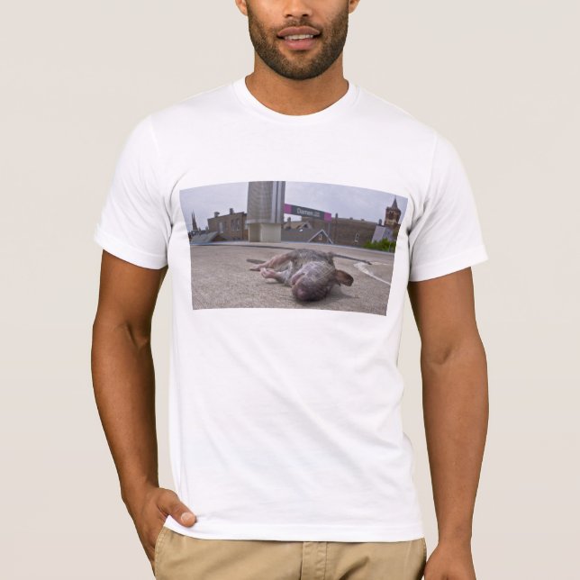 Osten äter middag bara tee shirt (Framsida)