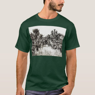 Öster och Väster Shaking Händer vid förra våren T Shirt