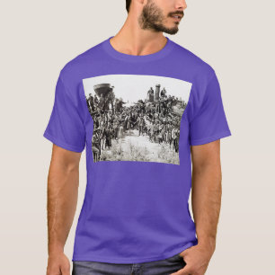 Öster och Väster Shaking Händer vid förra våren T Shirt