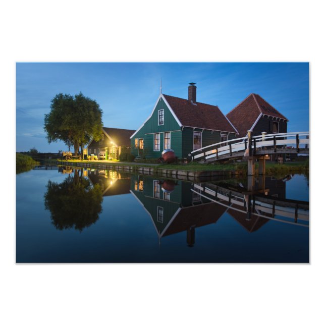 Ostgård i skymningsljus i Nederländerna Fototryck (Framsidan)