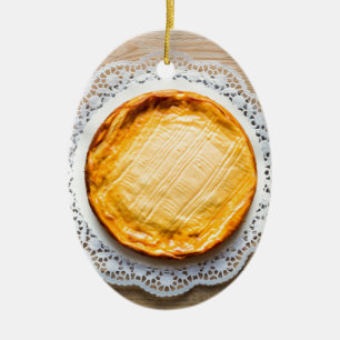 Ostkaka på rustiska träkakor. julgransprydnad keramik