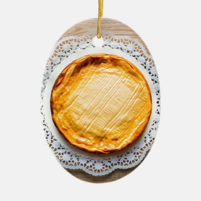 Ostkaka på rustiska träkakor. julgransprydnad keramik (Framsidan)