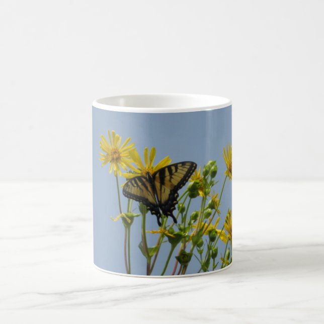 Östlig tiger Swallowtail på gula daisy Kaffemugg (Center)