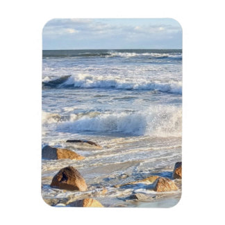 Ostormigt havsstrand Foto Vågor och skummande skum Magnet