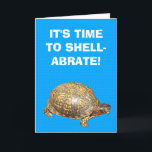 Östra Box Turtle Funny Anpassade Birthday Kort<br><div class="desc">Du kan lämna det roliga spelet på ord-meddelanden på framsidan och på insidan av det här hälsningskortet som det är, eller anpassa det här födelsedagskortet med ditt eget ord. Det innehåller ett foto av en östra box-sköldpadda som ställs in mot en ljusblå bakgrund med vita bokstäver på framsidan och ljusblå...</div>