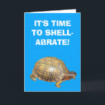 Östra Box Turtle Funny Anpassade Birthday Kort<br><div class="desc">Du kan lämna det roliga spelet på ord-meddelanden på framsidan och på insidan av det här hälsningskortet som det är, eller anpassa det här födelsedagskortet med ditt eget ord. Det innehåller ett foto av en östra box-sköldpadda som ställs in mot en ljusblå bakgrund med vita bokstäver på framsidan och ljusblå...</div>