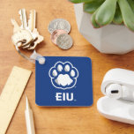 Östra Illinois Panthers Paw Print & EIU Nyckelring<br><div class="desc">Denna konstruktion har två olika inslag som representerar Östra Illinois Universiteten (EIU). I överkanten visas en stiliserad ritarpapp på en framträdande plats. Blåutskriften återges i blått med en grått-kontur som skapar en fetstilt och igenkännlig symbol för EIU-pantrarna. Under taputskriften presenteras förkortningen "EIU" i ett starkt, sans-serif typeface, som förstärker universiteten...</div>