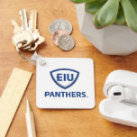 Östra Illinois Panthers Shield & Wordmark Logotyp Nyckelring<br><div class="desc">Med denna utformning kombineras två nyckel inslag som representerar Östra Illinois Universiteten (EIU). Längst upp visas akronymen "EIU" i fet, sans-serif brev i en skölliknande form, som återges i blått och grått. Denna sköld symboliserar styrka och skydd, som representerar universiteten värderingar. Under skölden presenteras "PANTHERS" i ord i ett fetstilt,...</div>