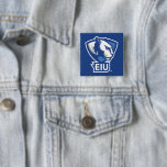 Östra Illinois Universiteten Panthers Logotyp Knapp<br><div class="desc">Den här designen visningar officiellens logotyp för Östra Illinois Universiteten (EIU), som innehåller den ikoniska pantertoppen mascot. Logotypen representerar universiteten och skolans pride. Panterhuvudet, i blått och vitt, symboliserar EIU-panelernas styrka och beslutsamhet. Under mascot visas akronymen "EIU" på en framträdande plats, som representerar universiteten identitet. Denna logotyp används på olika...</div>
