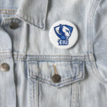 Östra Illinois Universiteten Panthers Logotyp Knapp<br><div class="desc">Den här designen visningar officiellens logotyp för Östra Illinois Universiteten (EIU), som innehåller den ikoniska pantertoppen mascot. Logotypen representerar universiteten och skolans pride. Panterhuvudet, i blått och vitt, symboliserar EIU-panelernas styrka och beslutsamhet. Under mascot visas akronymen "EIU" på en framträdande plats, som representerar universiteten identitet. Denna logotyp används på olika...</div>