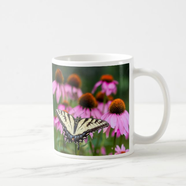 Östra Tiger Swallowtail Butterfly on Coneflowers Kaffemugg (Höger)