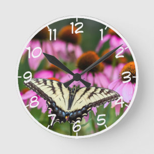 Östra Tiger Swallowtail Butterfly on Coneflowers Rund Klocka
